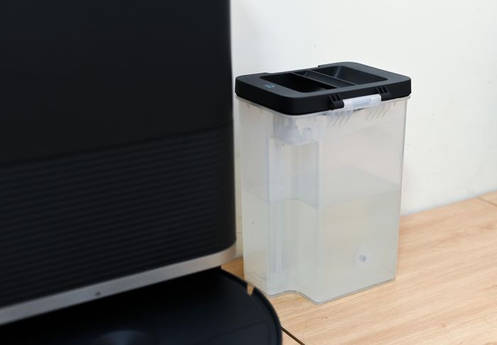 So với các đối thủ, kích thước của X20 Max lớn hơn đáng kể, đặc biệt là chiều cao. Đổi lại, người dùng có hai bình chứa kích thước lớn 4 lít. Trong quá trình sử dụng, một tuần tôi mới phải thay nước sạch cho máy một lần. Trong khi đó bình nước bẩn có thể chứa nước trên hai tuần mới phải thay.
