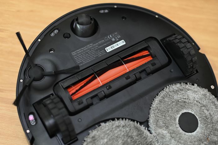 Đây là điểm mà các nhà sản xuất robot hút bụi phải tìm cách giải quyết để nâng trải nghiệm. Xiaomi chọn phương án trang bị chổi có cơ chế răng lược trên dòng Robot Vacuum X20 Max, đưa tóc vào nếp rồi cắt chúng thành những đoạn nhỏ. Kết hợp với luồng khí tốc độ cao, tóc bị đẩy vào ngăn chứa rác.