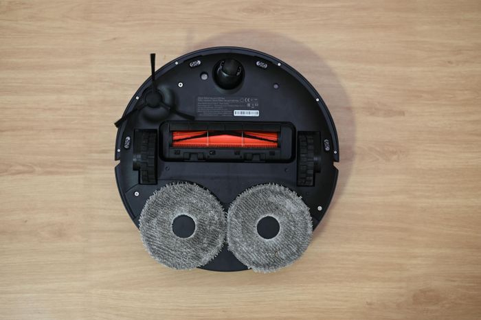 Ngoài chổi hút, Xiaomi trang bị hai phần giẻ lau tròn để lau nhà. Chúng có kích thước lớn, một bên có thể vươn xa khỏi thân, phục vụ làm sạch mép tường. Giải pháp xoay hiện cũng được cải thiện nhiều so với trước, có khả năng làm sạch tốt với cả các vết bẩn bám cứng.