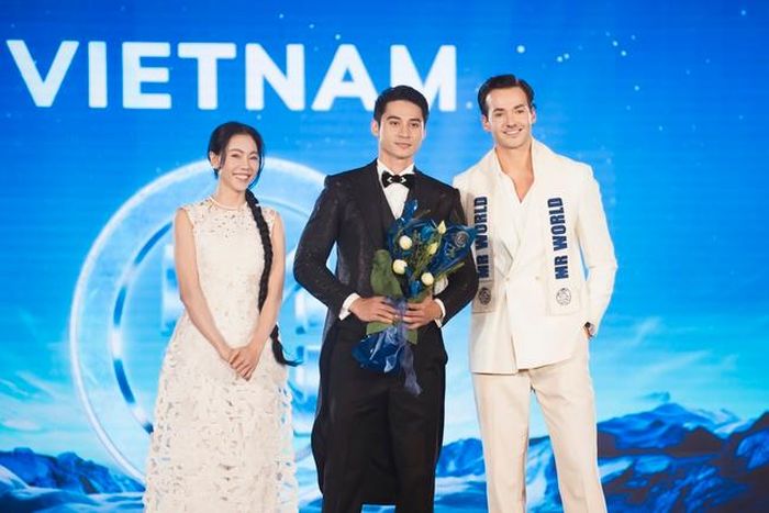 Thí sinh Việt Nam Phạm Tuấn Ngọc nhận bảng tên từ bà Phạm Kim Dung và Đương kim Mr World Jack Heslewood