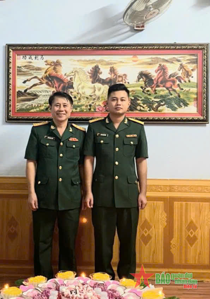 Trung tá QNCN Ngô Mạnh Thắng và con trai, Đại úy Ngô Thanh Tùng. 