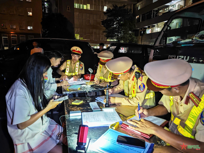  Bên cạnh việc kiểm tra giấy tờ liên quan đến người lái và phương tiện, Đội CSGT số 1 còn kiểm tra nồng độ cồn trong hơi thở và test chất ma túy đối với thanh thiếu niên vi phạm. 
