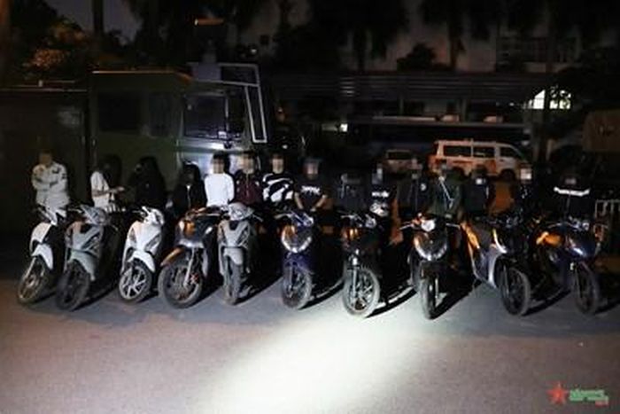 Trong suốt ca tuần tra kiểm soát, tổ công tác đã phát hiện gần 30 trường hợp thanh, thiếu niên vi phạm các lỗi điều khiển xe lạng lách, đánh võng, không đội mũ bảo hiểm, nẹt pô... 