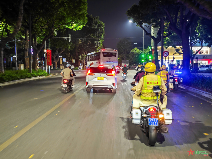 Tổ tuần tra công khai kết hợp hóa trang làm nhiệm vụ trên các tuyến đường. 