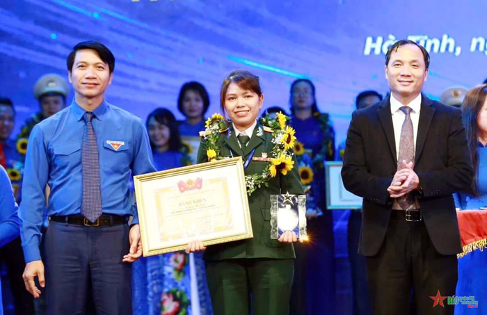  Thiếu tá Nguyễn Thị Tâm nhận Bằng khen của Trung ương Đoàn Thanh niên Cộng sản Hồ Chí Minh (tháng 3-2024). 