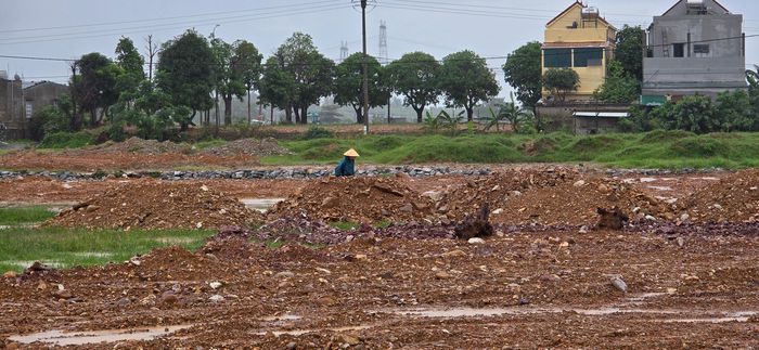  Trong quá trình lấp 10ha ao hồ trái luật, ông Nguyễn Văn Ninh, Phó Chủ tịch UBND thị xã Ba Đồn ký chuyển đổi trái luật hơn 1.400m2 ao hồ thành đất ở 