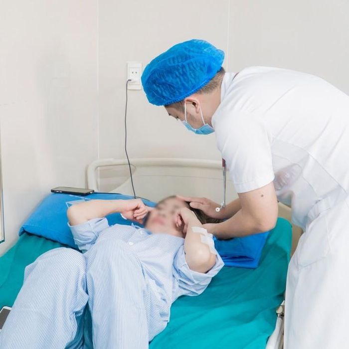  Nữ bệnh nhân đang được theo dõi tại bệnh viện. Ảnh: BVCC