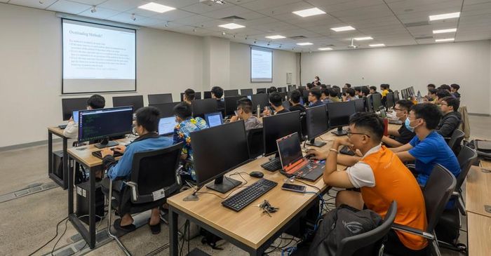  Cần có cơ chế chính sách ưu tiên phát triển các ngành công nghệ cao mũi nhọn. Ảnh: INT 