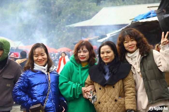 Khách du lịch thích thú với phiên chợ biên giới Nậm Cắn. Ảnh: Xuân Hoàng