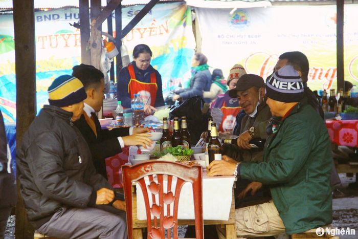 Khu ẩm thực của chợ phiên biên giới Nậm Cắn thu hút nhiều khách hàng ngay từ mờ sáng. Ảnh: Xuân Hoàng