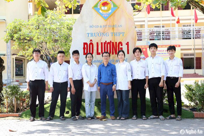 Thầy giáo Nguyễn Văn Tiến và đội tuyển học sinh giỏi lớp 12 của Trường THPT Đô Lương 1. Ảnh: NTCC