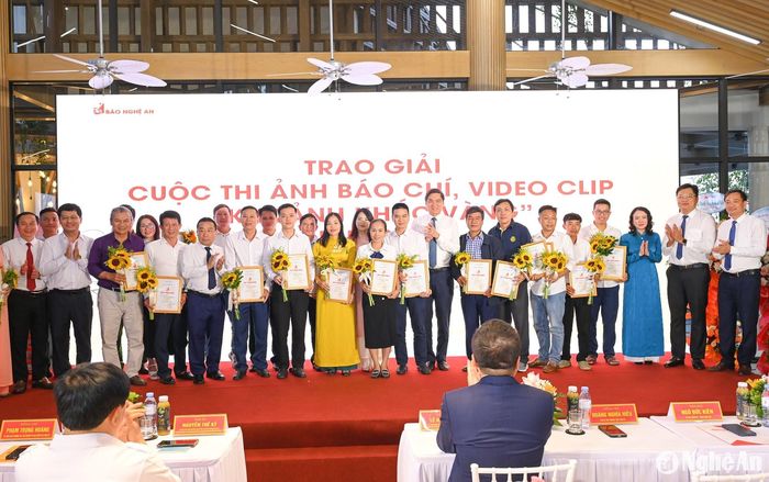 Ban Tổ chức trao chứng nhận cho các tác giả đạt giải. Ảnh: Thành Cường