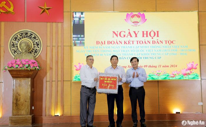 Đồng chí Nguyễn Như Khôi trao tặng món quà của Tỉnh ủy - HĐND - UBND - Ủy ban MTTQ tỉnh cho người dân của khối Trung Cấp. Ảnh: Mỹ Hà