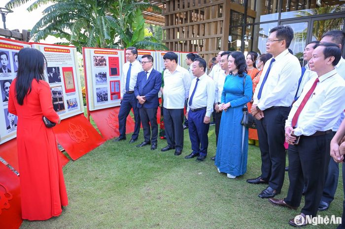 Các đại biểu tham quan trưng bày chuyên đề Cao trào Xô viết Nghệ Tĩnh trong khuôn khổ lễ ra mắt. Ảnh: Thành Cường