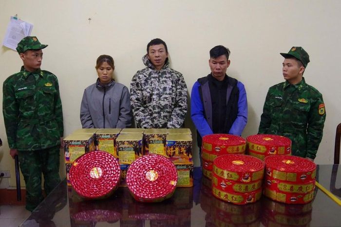 Lực lượng biên phòng cửa khẩu QT Hữu Nghị (Lạng Sơn) bắt giữ các đối tượng mua bán, vận chuyển trái phép pháo nổ qua biên giới . Ảnh: Quang Duy/TTXVN
