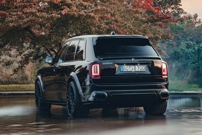 Để phù hợp với sức mạnh mới, Brabus 700 Blue Sky được trang bị bộ body kit sợi carbon widebody Widestar. Các thành phần sợi carbon bổ sung gồm phụ kiện nắp ca-pô, một cánh lướt gió phía sau.