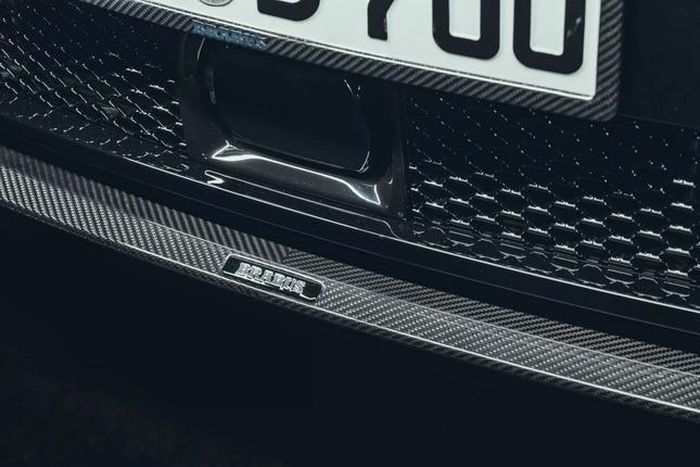 Chi phí để thực hiện Brabus 700 Blue Sky không hề rẻ. Theo Brabus, chiếc xe 700 Blue Sky có giá 897.000 Euro hoặc khoảng 973.000 USD (24,58 tỷ đồng).