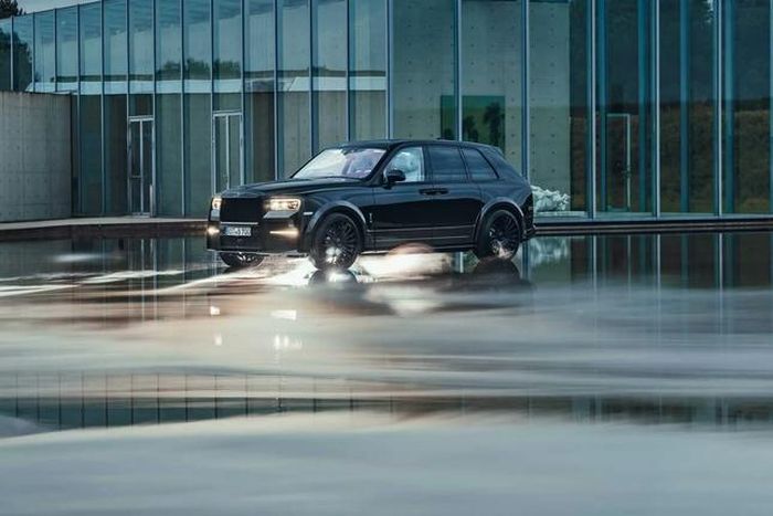 Tổng thể ngoại thất xe được sơn màu đen, gồm các chi tiết nhựa, chrome và bộ mâm Monoblock kích thước 24 inch.