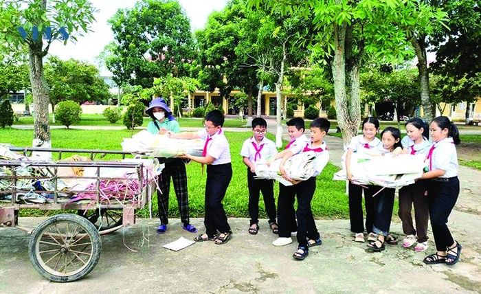 Phong trào “Kế hoạch nhỏ” góp phần tạo nguồn kinh phí ủng hộ học sinh vùng lũ.