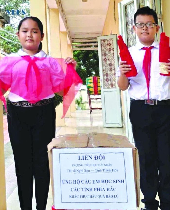 300 chiếc khăn quàng đã được học sinh Trường TH Hải Nhân (thị xã Nghi Sơn) gửi tới các bạn vùng lũ.