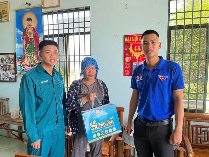 Vương Ngọc Trãi (bìa phải) thăm hỏi người dân có hoàn cảnh khó khăn. Ảnh: T.L