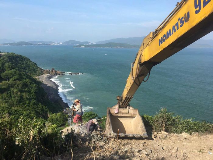 Khối đá nằm chênh vênh trên vách núi Cù Hin.