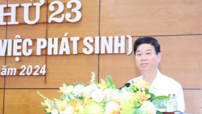  Phó Chủ tịch Thường trực HĐND tỉnh Vũ Văn Cài thông qua chương trình kỳ họp. 