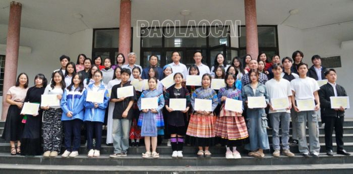  Trao chứng nhận cho các học viên. 