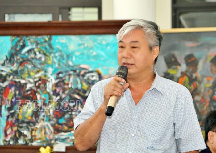  Họa sỹ Đỗ Chung chia sẻ kinh nghiệm trong sáng tác với học viên. 