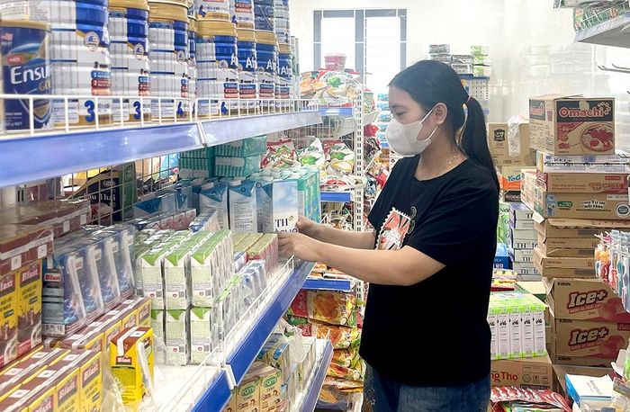 Cửa hàng tạp hóa Giang Nga - khu Quang Trung, xã Phúc Khánh, huyện Yên Lập bày bán đa dạng các loại hàng hóa, niêm yết giá, bán đúng giá niêm yết.