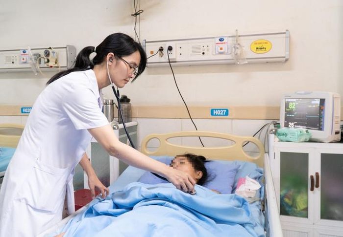 Bác sĩ thăm khám và điều trị cho bệnh nhân (Ảnh: BVCC)