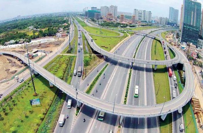 Hạ tầng đường bộ được cải thiện mạnh mẽ, tạo động lực phát triển.