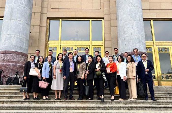 Tác giả (hàng đầu, thứ tư từ phải sang) cùng Đoàn phóng viên báo chí trong lúc chờ vào tác nghiệp tại Đại lễ đường nhân dân Trung Quốc.