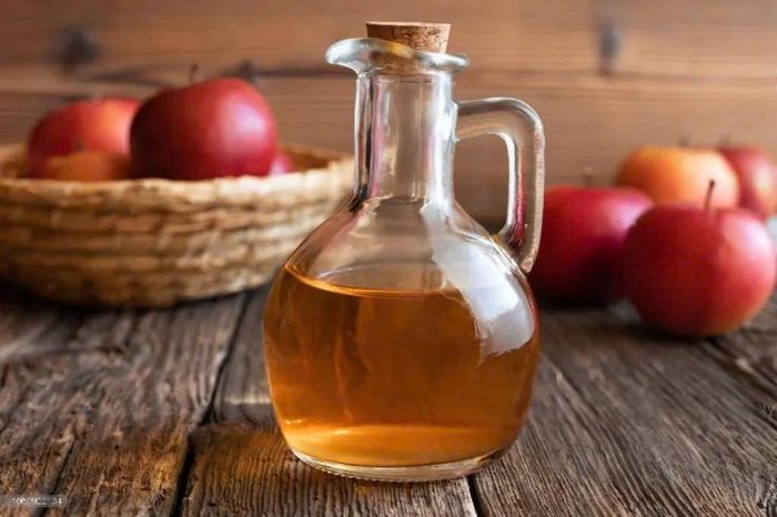 Giấm táo chứa axit nhẹ giúp loại bỏ tế bào da chết và làm sáng vùng dưới cánh tay.