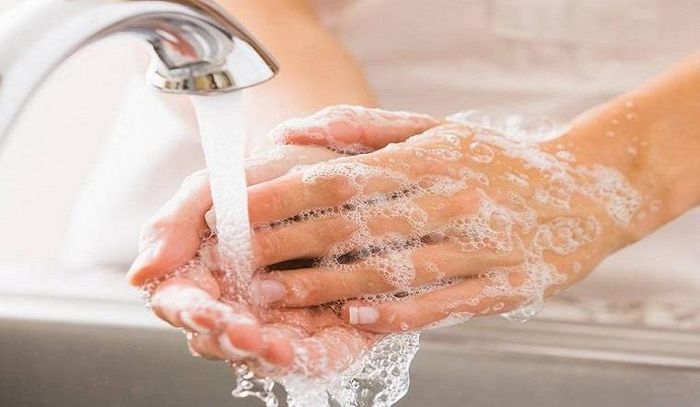 Nên rửa tay thật sạch bằng xà phòng và nước để phòng bệnh..