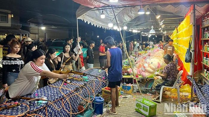 Giới trẻ Lào hào hứng tham gia các hoạt động vui chơi trước khi diễn ra lễ hội. (Ảnh: Trịnh Dũng)