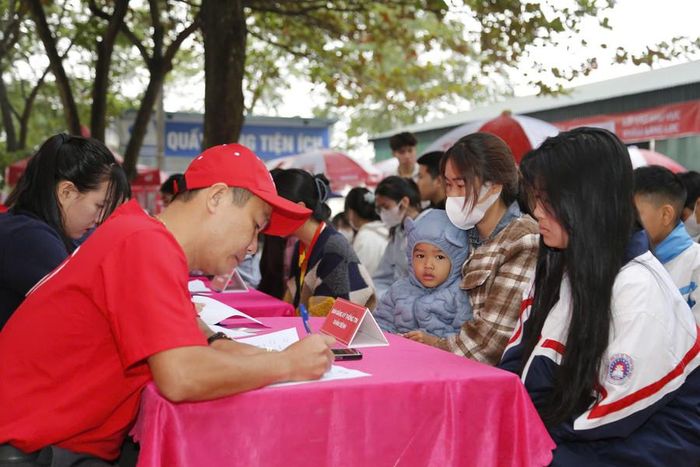 Chương trình thu hút đông đảo người dân đưa con em mình đến Bệnh viện Đa khoa tỉnh để được khám sàng lọc bệnh tim miễn phí.