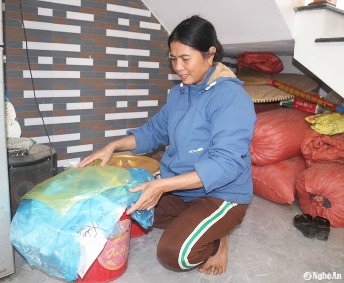 Chị Nguyễn Thị Lịnh ở xóm Phú Xuân, xã Châu Nhân đang ủ mắm rươi. Ảnh: Huy Thư