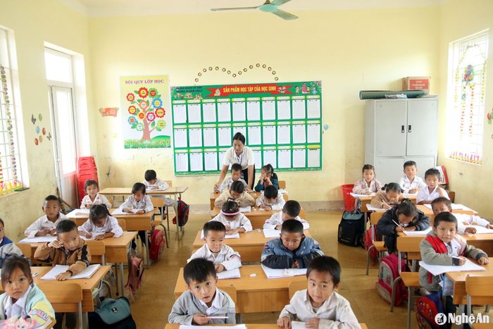 Cô giáo Kha Thị Liên, giáo viên Trường Tiểu học Nậm Cắn 2 chia sẻ: Cô lên Huồi Pốc dạy học đã 6 năm, dù nhà cách Huồi Pốc chỉ khoảng 30km nhưng có nhiều tuần phải ở lại vì đường đi rất vất vả. Nhất là đến mùa mưa lũ , sạt lở đất có thể diễn ra bất cứ lúc nào. Những lúc khó khăn không lưu thông được, giáo viên ở đây nhận được sự giúp đỡ của người dân và lực lượng biên phòng nên họ cũng phần nào an tâm hơn. Ảnh: Đào Thọ