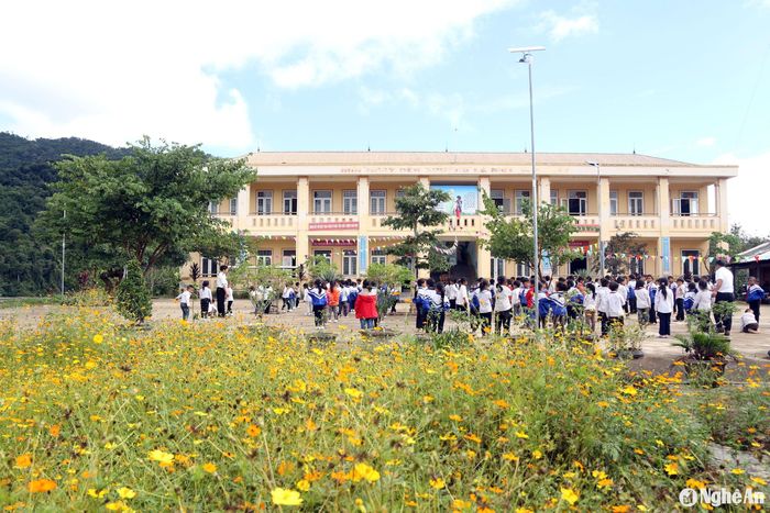 Do giao thông khó khăn nên tại Huồi Pốc hiện có Trường Tiểu học Nậm Cắn 2 và điểm bản của Trường Mầm non Nậm Cắn đứng chân, nhằm tạo điều kiện cho học sinh nơi đây thuận lợi đến trường. Trường Tiểu học Nậm Cắn 2 đóng ở điểm cao nhất của bản, trên đỉnh một ngọn đồi với 7 lớp, 156 học sinh, trong đó học sinh nghèo và cận nghèo chiếm 92%, chủ yếu thuộc dân tộc Mông và Khơ Mú. Ảnh: Đào Thọ