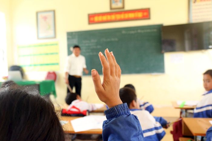 Theo thầy Hoàng Anh Tuấn – Hiệu trưởng Trường Tiểu học Nậm Cắn 2 cho hay, Hầu hết học sinh của trường (ở bản Huồi Pốc và Pa Ca) có hoàn cảnh khó khăn. Do cuộc sống mưu sinh, nhiều phụ huynh đã rời bản làng đến các công ty ở tận miền Nam làm thuê, phó mặc các em cho ông bà và thầy cô giáo. Nhà trường ngoài việc dạy học còn phải quan tâm đến cuộc sống ăn, ở của các em. Bởi vậy, dù chỉ có 19 em thuộc diện bán trú nhưng muốn học sinh có điều kiện học tập tốt hơn, nhà trường buộc phải liên hệ với các mạnh thường quân để có thêm các suất ăn cho các học sinh khác. Ảnh: Đào Thọ