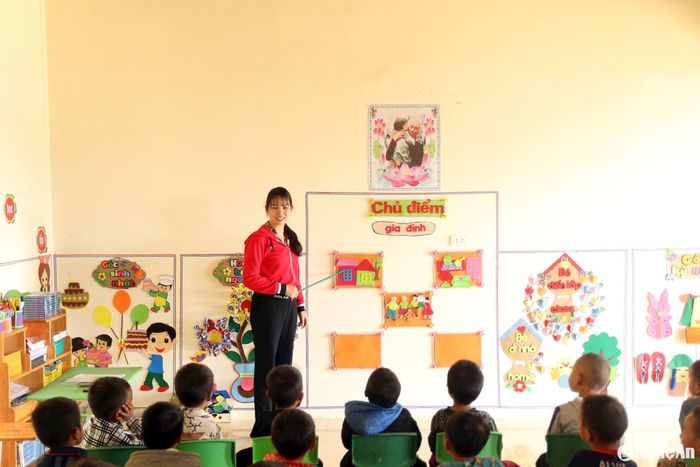 Cô giáo Lô Thị Thanh Hiền cho biết, cô đến đây dạy học đã 21 năm. Ngày trước chưa có trường nên muốn dạy học phải nhờ nhà dân. Do điểm bản khó khăn nên các cô trong trường sau khoảng 3-5 năm phải đổi điểm cắm bản cho nhau. Ảnh: Đào Thọ