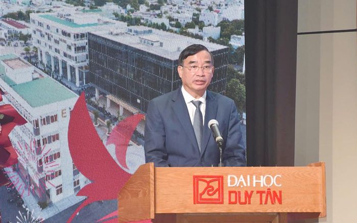 Chủ tịch UBND thành phố Lê Trung Chinh chúc mừng, ghi nhận sự nỗ lực phát triển của Đại học Duy Tân trong 30 năm qua. Ảnh: THU HÀ