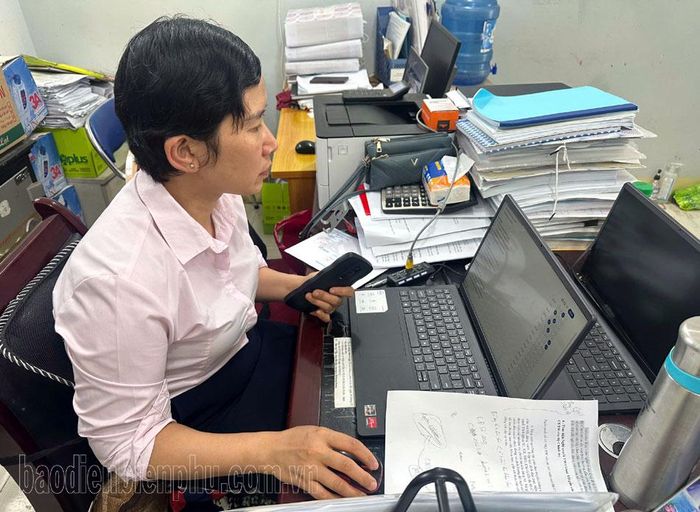 Cán bộ công chức bộ phận “một cửa” UBND xã Na Sang tham gia cuộc thi chuyển đổi số trong thời đại 4.0