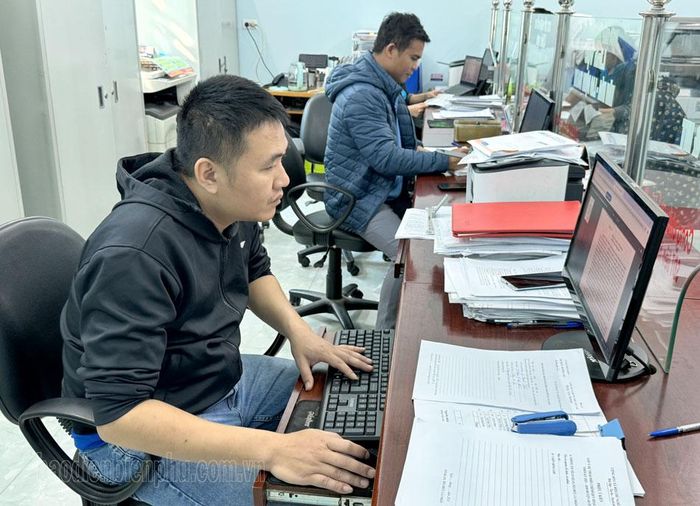 Cán bộ bộ phận “một cửa” thị trấn Mường Chà thường xuyên tìm hiểu kiến thức, nâng cao trình độ chuyên môn, nghiệp vụ.