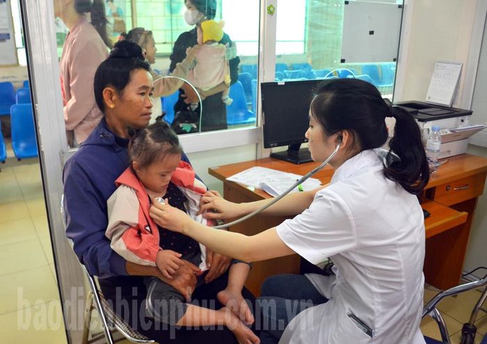 Bác sĩ nghe nhịp tim, chẩn đoán tình hình sức khỏe cho trẻ.