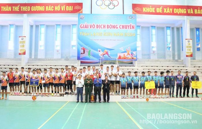 Đại diện Ban Tổ chức trao giải cho các đội xuất sắc nhất nội dung bóng chuyền nam