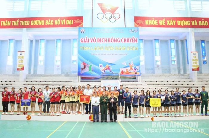 Đại diện Ban Tổ chức trao giải cho các đội xuất sắc nhất nội dung bóng chuyền nữ