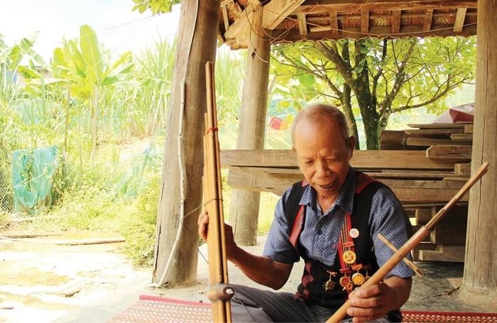  Già Hạnh sử dụng thành thạo các loại nhạc cụ của người Pa Cô