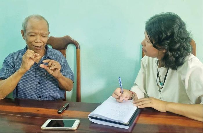 Già Hạnh say sưa kể về văn hóa truyền thống của dân tộc mình